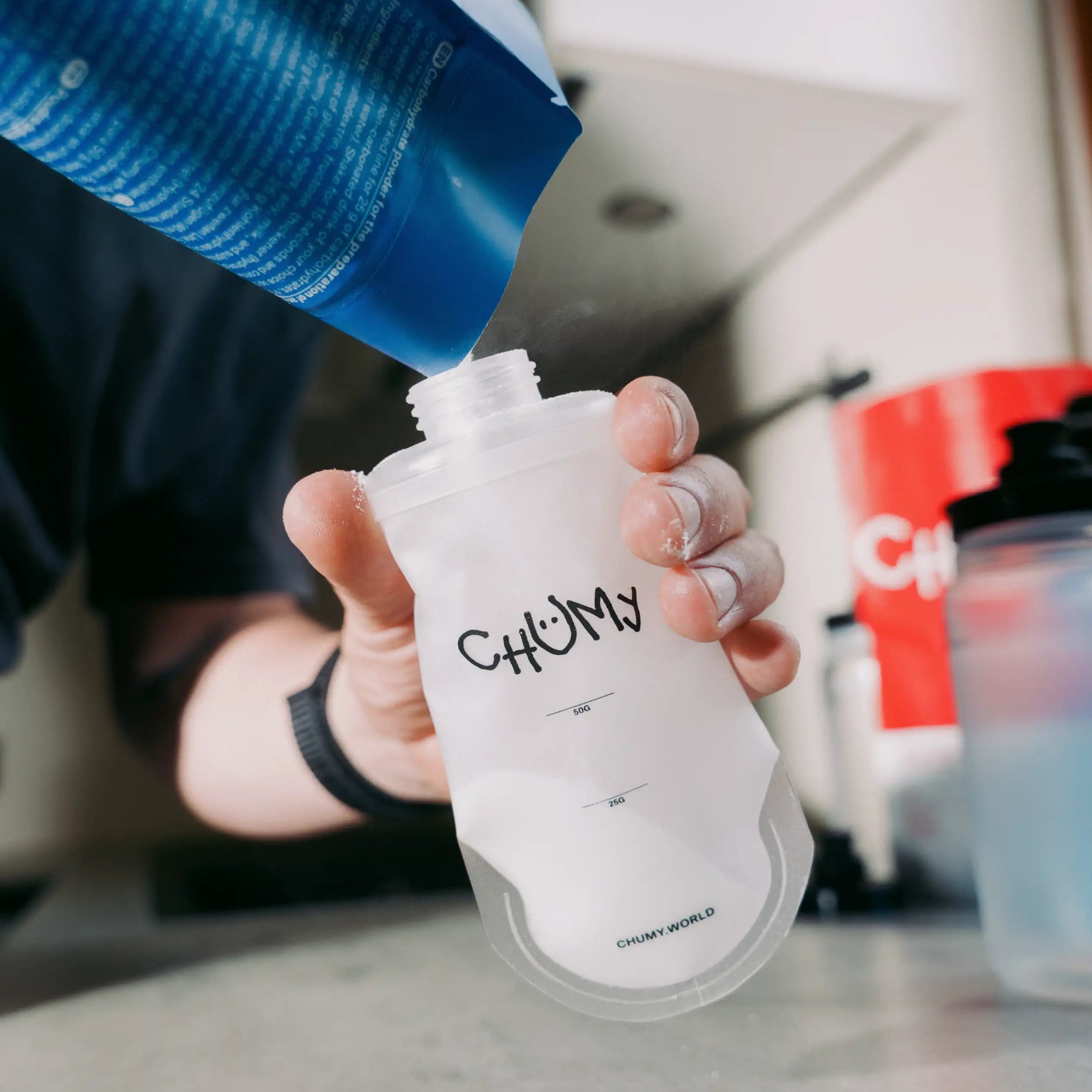 Eine Person befüllt eine wiederverwertbare nachhaltige Energy-Gel Verpackung mit chumy Gel-Mix