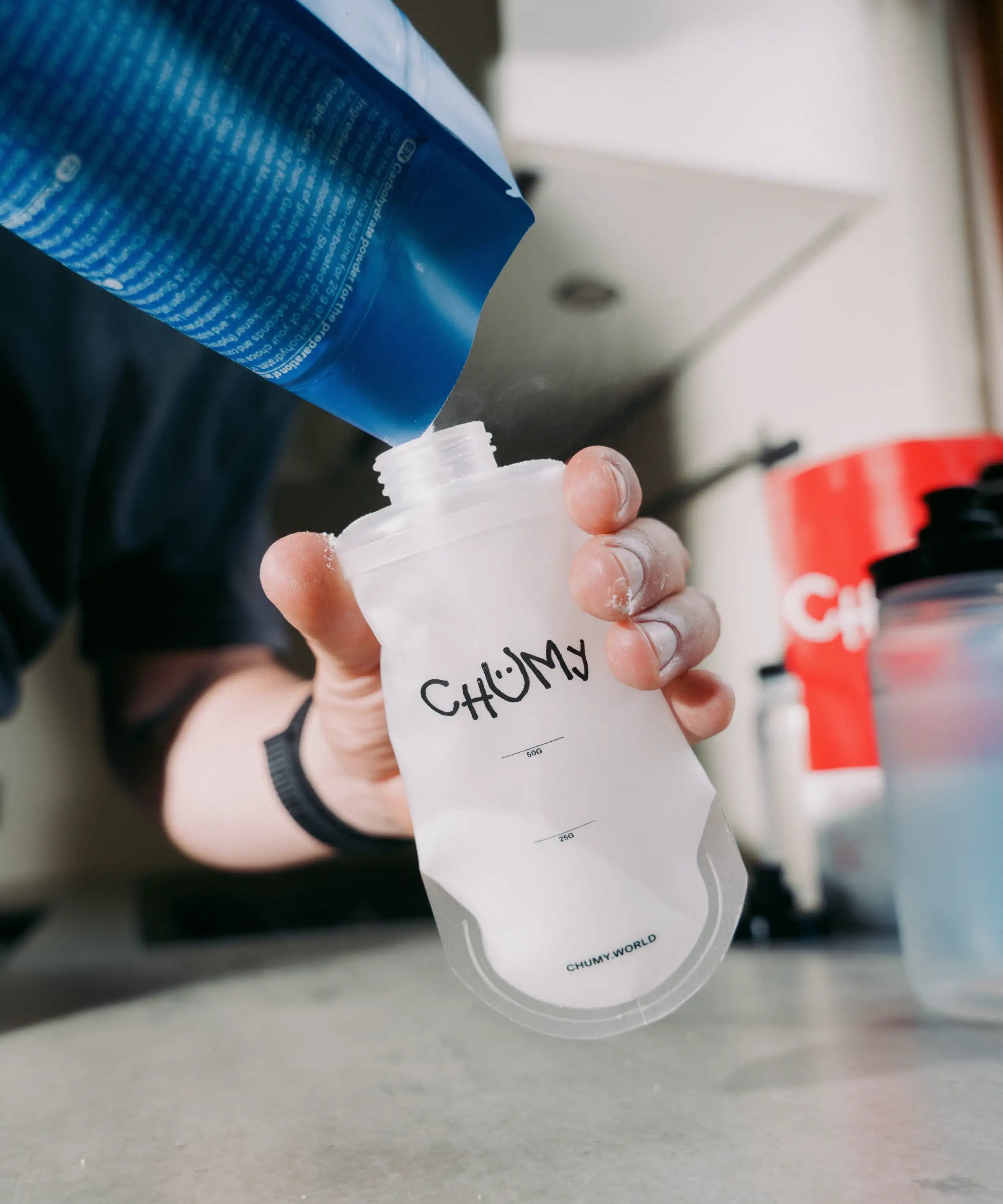Eine Person befüllt eine wiederverwertbare nachhaltige Energy-Gel Verpackung mit chumy Gel-Mix