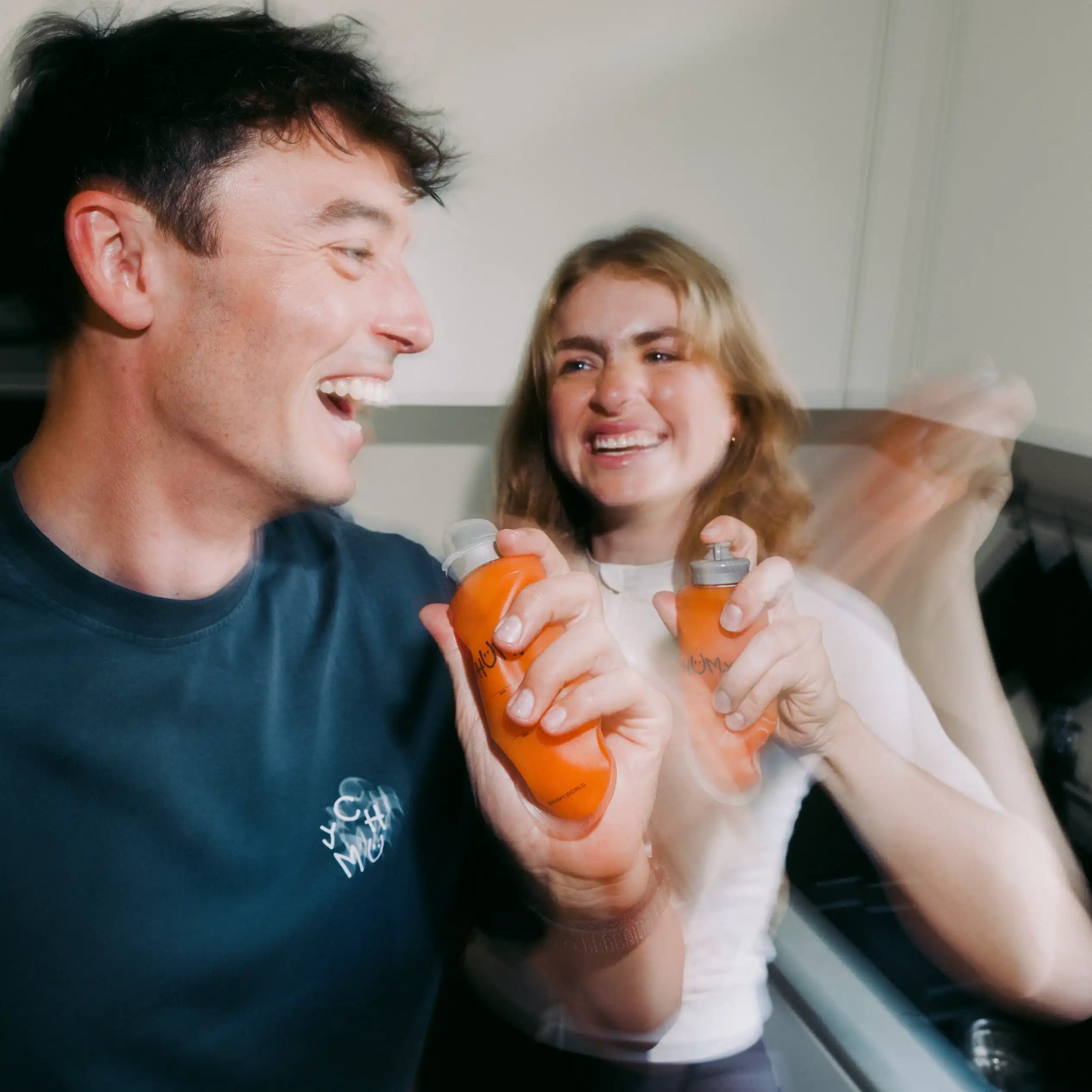 Ein Mann und eine Frau haben Spaß bei der zubereitung wiederverwertbare nachhaltiger Chumy Energy-Gels