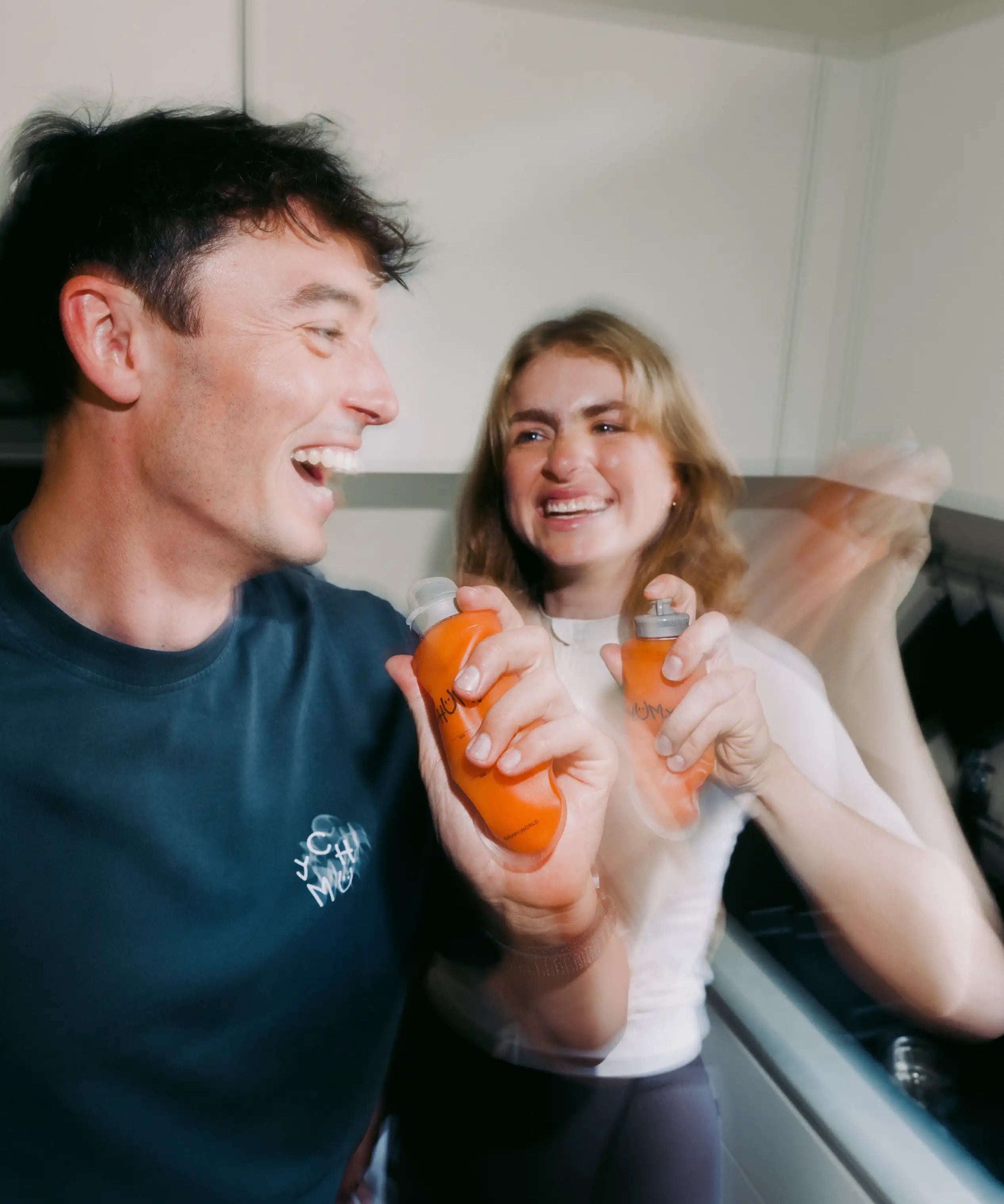 Ein Mann und eine Frau haben Spaß bei der zubereitung wiederverwertbare nachhaltiger Chumy Energy-Gels