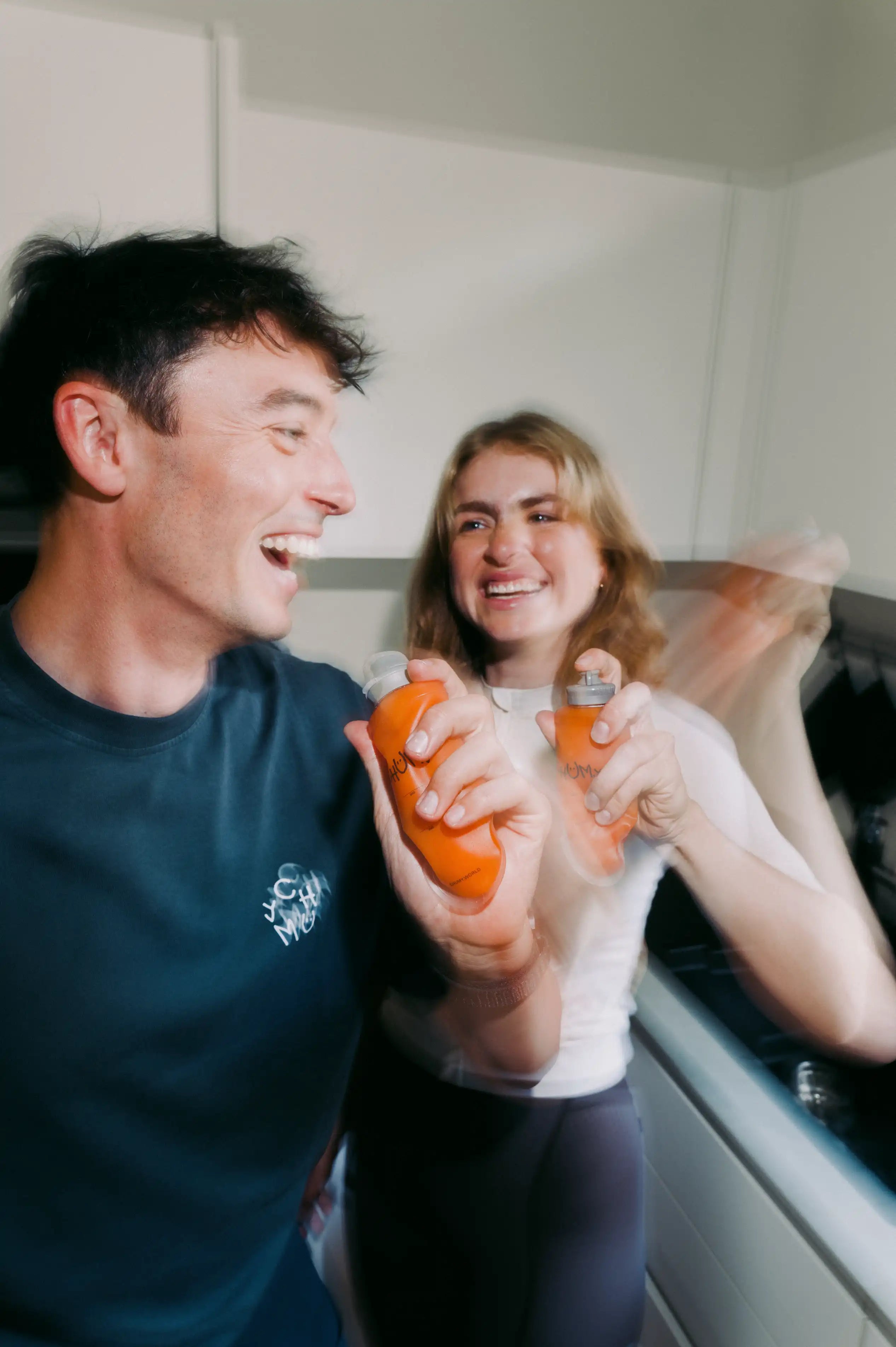 Ein Mann und eine Frau haben Spaß bei der zubereitung wiederverwertbare nachhaltiger Chumy Energy-Gels
